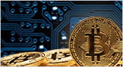 Alcune monete con il logo di Bitcoin e immagini di circuiti integrati